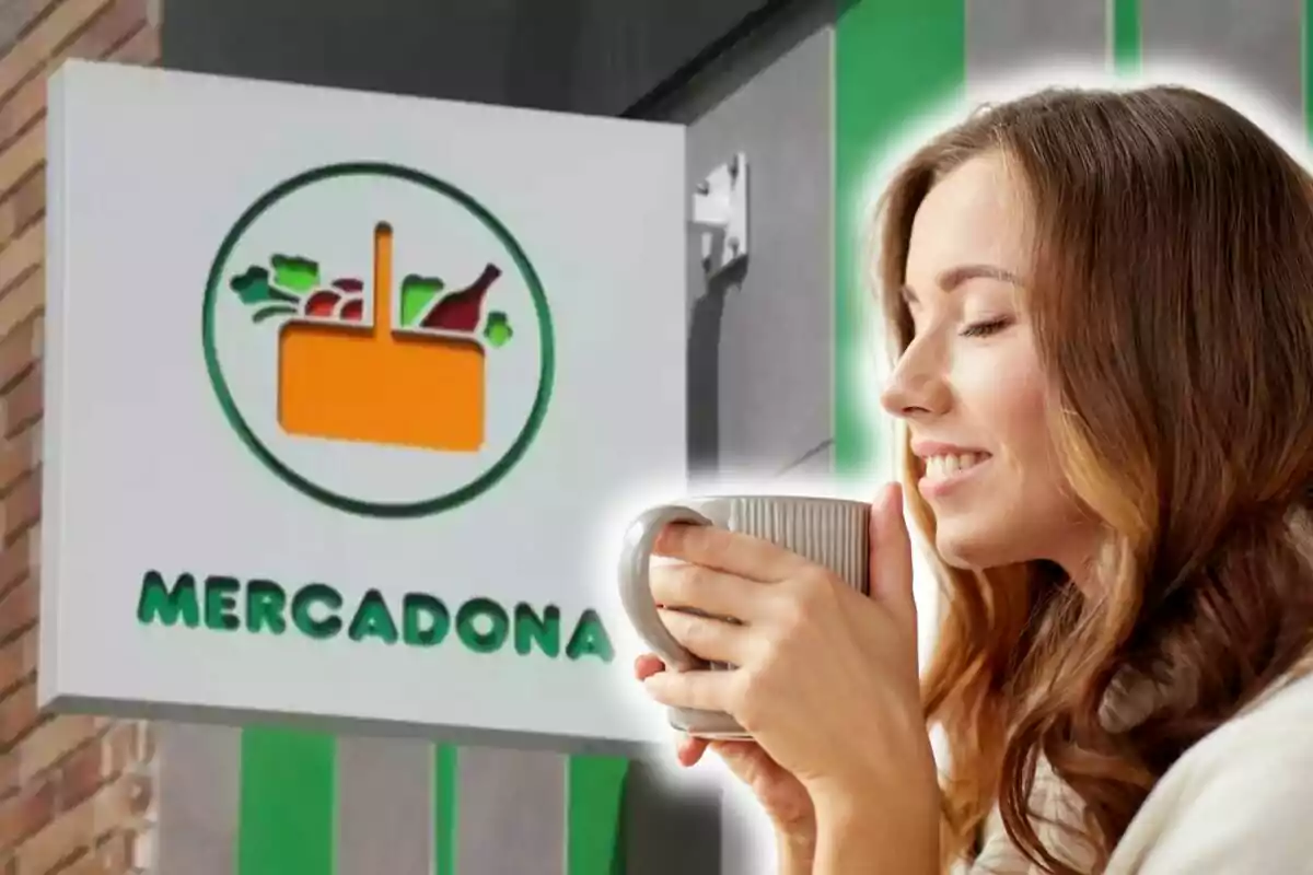 Una mujer sonriente sostiene una taza mientras está al lado de un cartel del supermercado Mercadona.