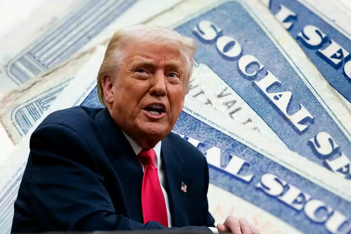 Hombre de cabello rubio con traje oscuro y corbata roja frente a varias tarjetas de seguro social de Estados Unidos