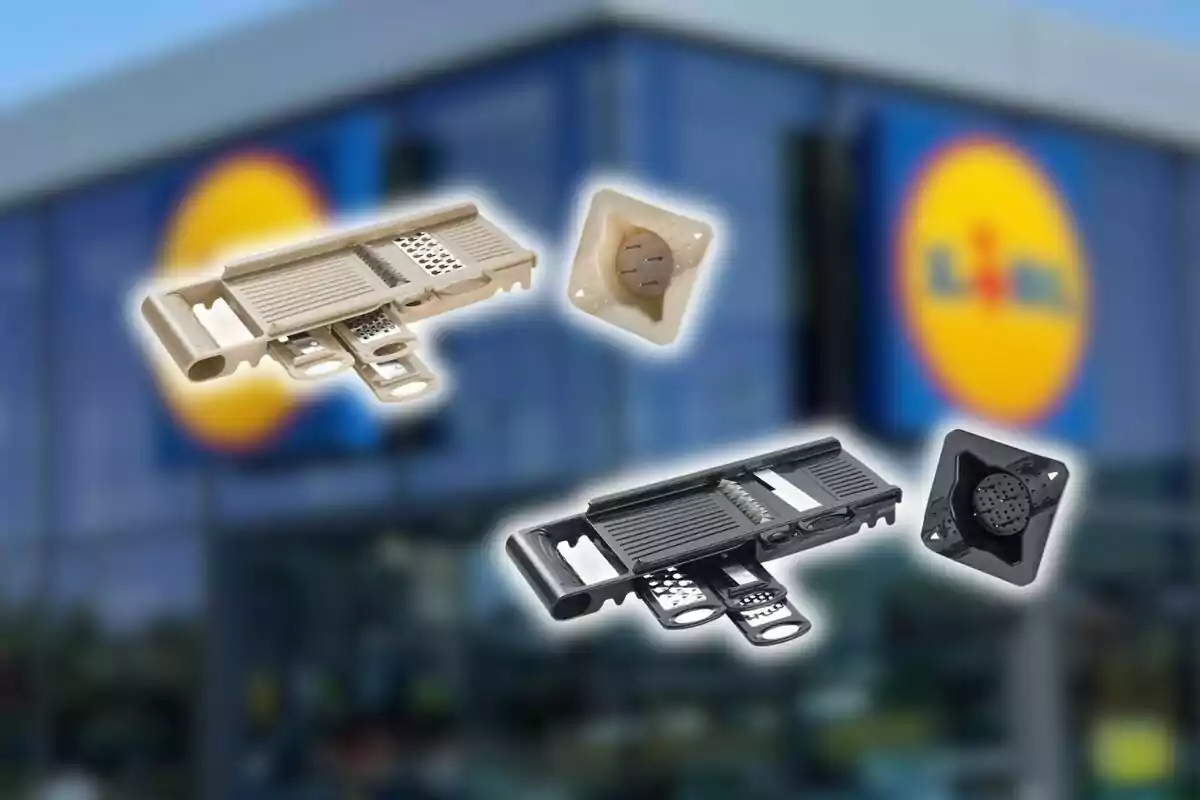 Un rallador de cocina en dos colores flotando frente a un supermercado Lidl en el fondo. Un rallador de cocina en dos colores flotando frente a un supermercado Lidl en el fondo.