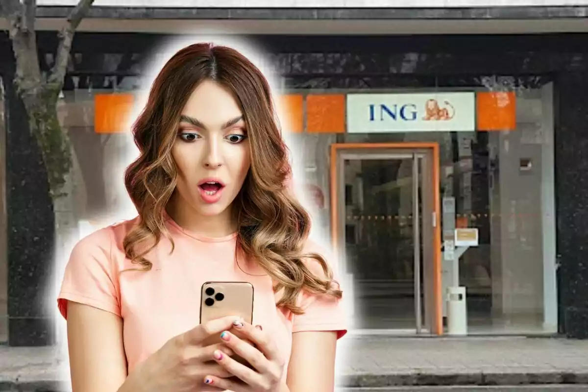 Una mujer sorprendida mirando su teléfono frente a una sucursal de ING.