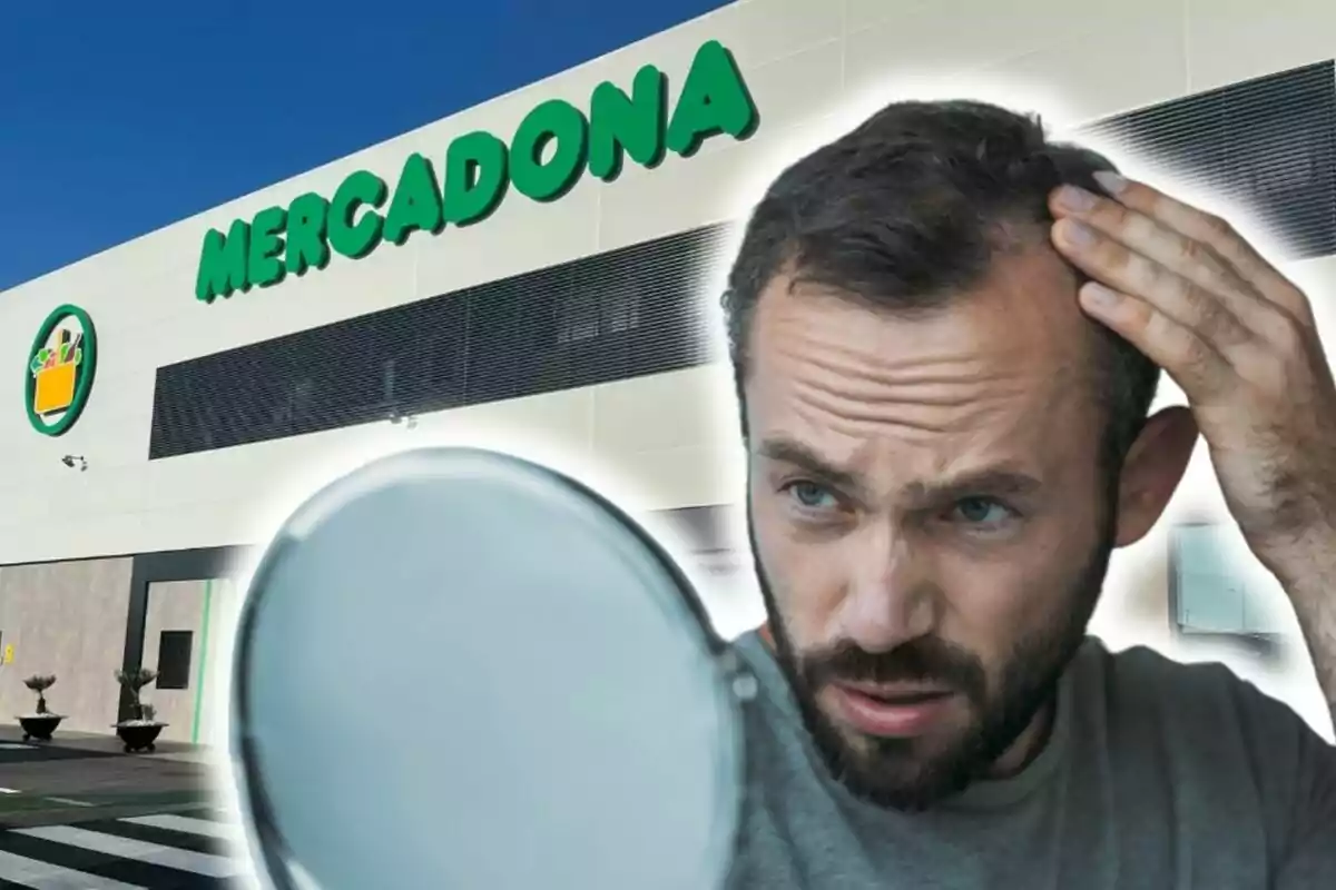 Un hombre mirando su cabello en un espejo con una imagen de un supermercado de Mercadona de fondo.