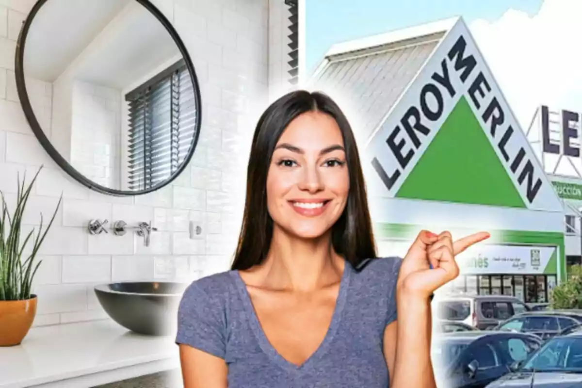 Una mujer sonriente señala hacia un edificio de Leroy Merlin con un baño moderno al fondo.