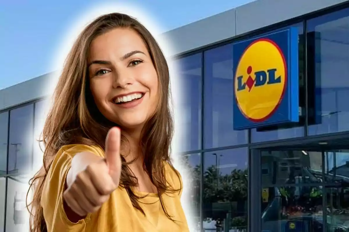 Una persona sonriente con el pulgar hacia arriba frente a una tienda Lidl.