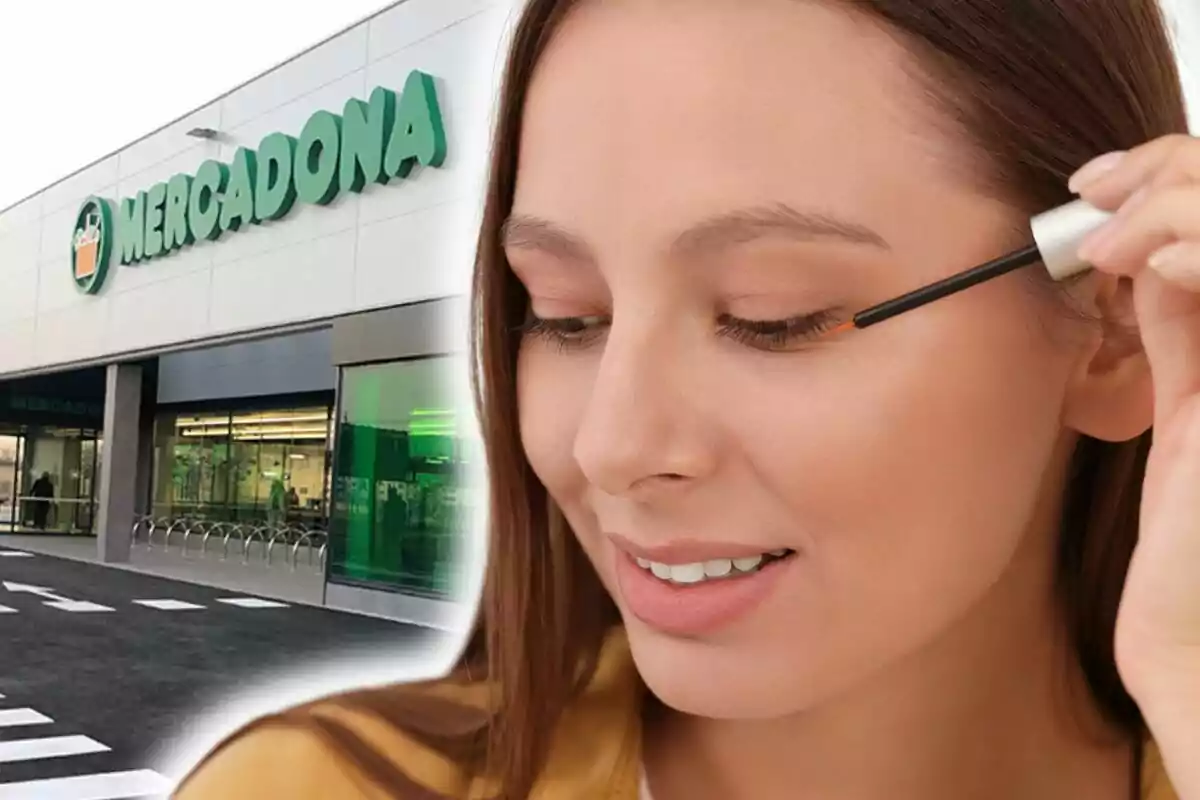 Mujer aplicándose maquillaje en los ojos con una tienda de Mercadona de fondo.