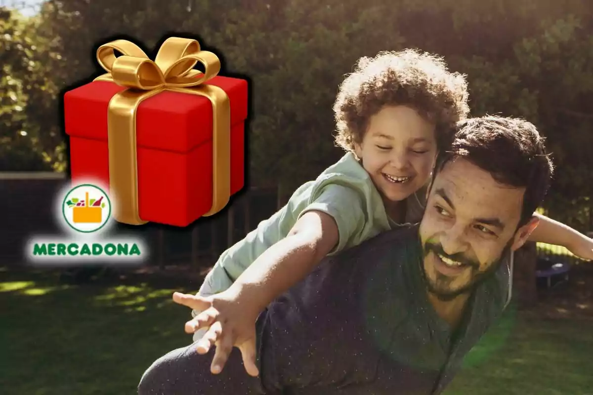 Un niño sonriente montado en la espalda de un adulto en un jardín soleado con un regalo rojo y dorado y el logo de Mercadona en la esquina. Un niño sonriente montado en la espalda de un adulto en un jardín soleado con un regalo rojo y dorado y el logo de Mercadona en la esquina.