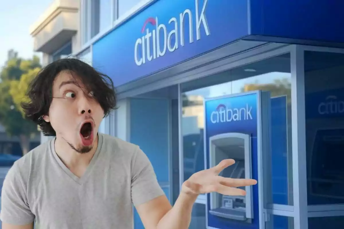 Un hombre con expresión de sorpresa frente a un cajero automático de Citibank. Un hombre con expresión de sorpresa frente a un cajero automático de Citibank.
