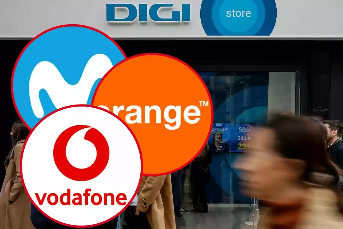 Logotipos de Movistar, Orange y Vodafone superpuestos frente a una tienda de DIGI.