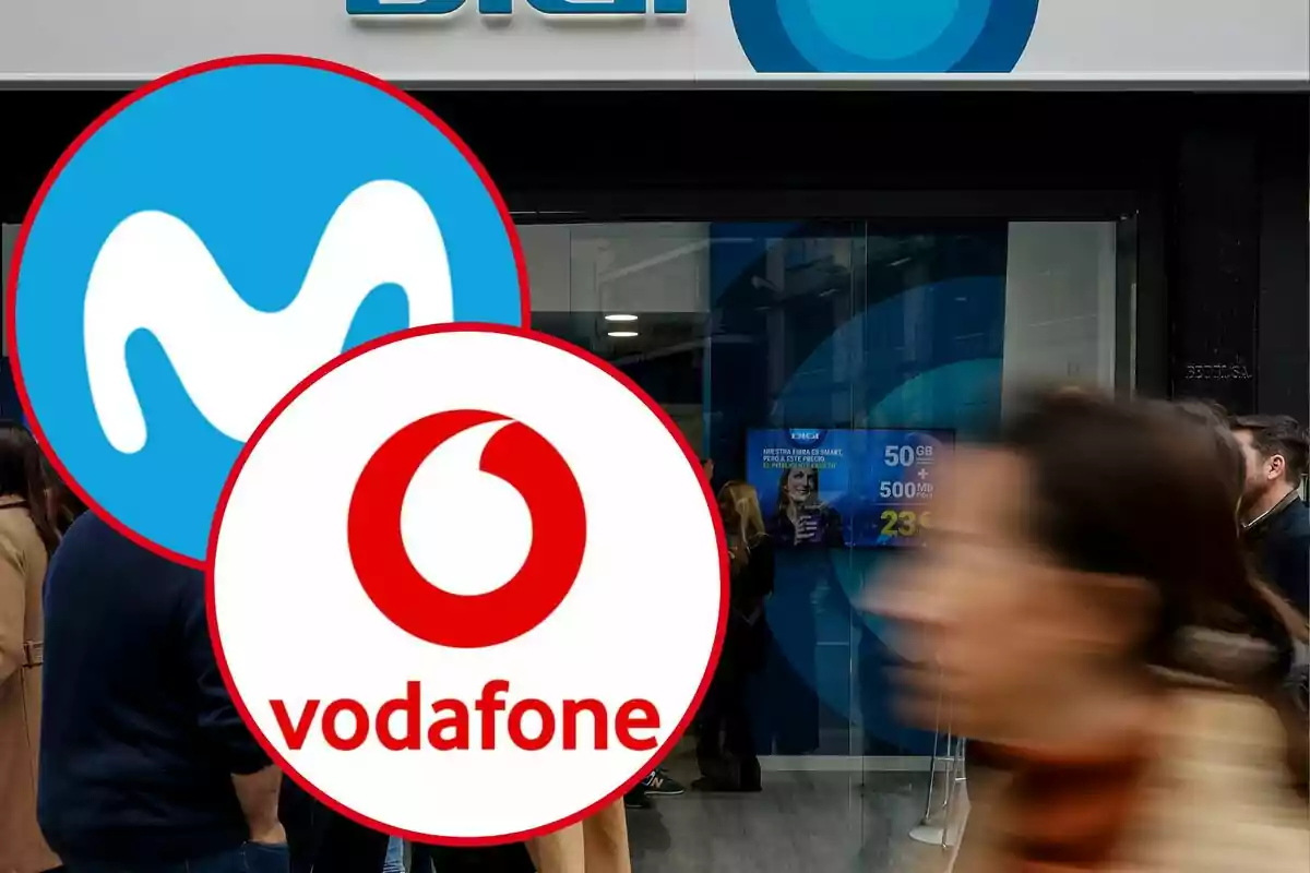 Logos de Movistar y Vodafone superpuestos sobre una imagen de una tienda de Digi con personas alrededor.