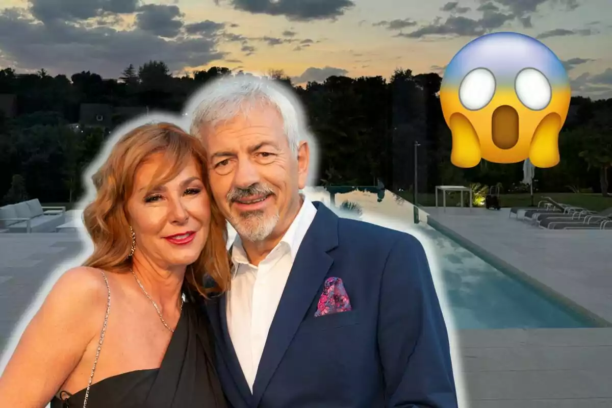 Patricia Santamarina y Carlos Sobera sonrientes posan frente a una piscina al atardecer, con un emoji de sorpresa en la esquina superior derecha.