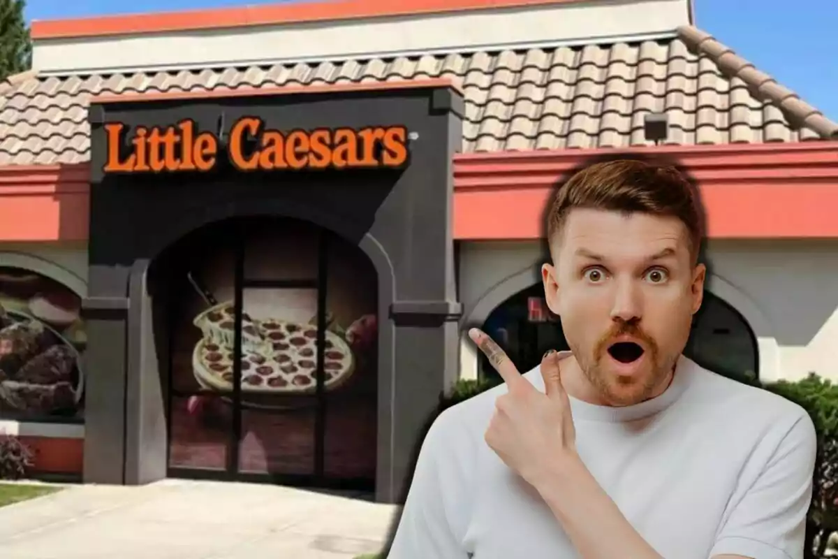 Un hombre sorprendido señala hacia un restaurante de Little Caesars.