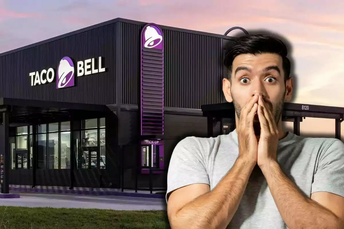 Un hombre sorprendido frente a un restaurante de Taco Bell al atardecer.