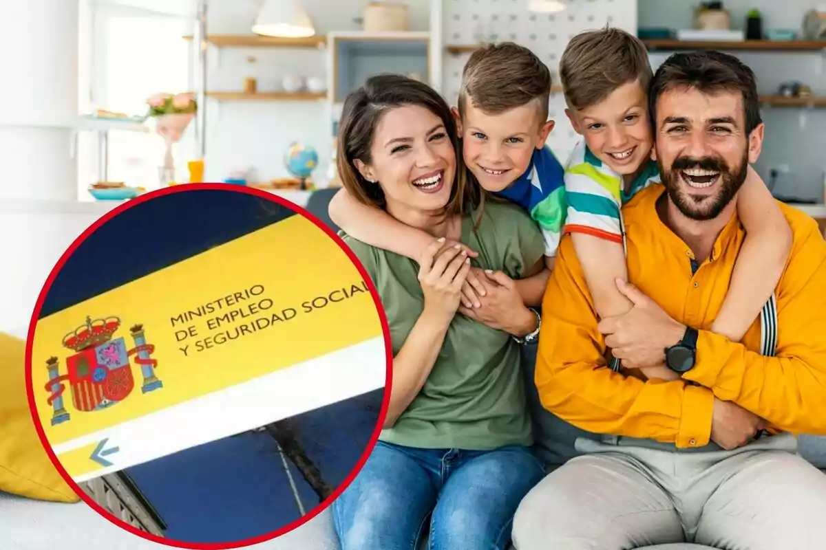 Una familia sonriente está sentada en un sofá, mientras que en la esquina inferior izquierda de la imagen se muestra un recuadro con el logotipo del Ministerio de Empleo y Seguridad Social de España.