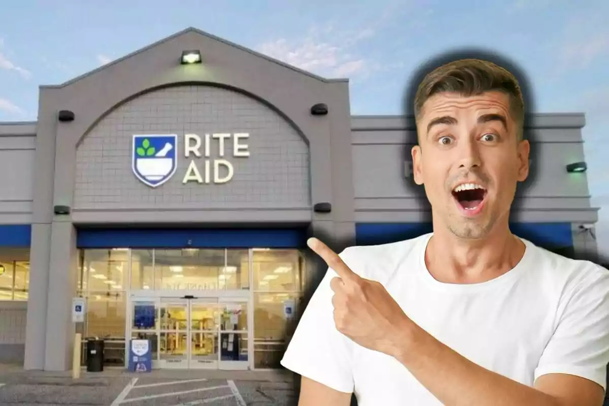 Un hombre sorprendido señala la fachada de una tienda Rite Aid.