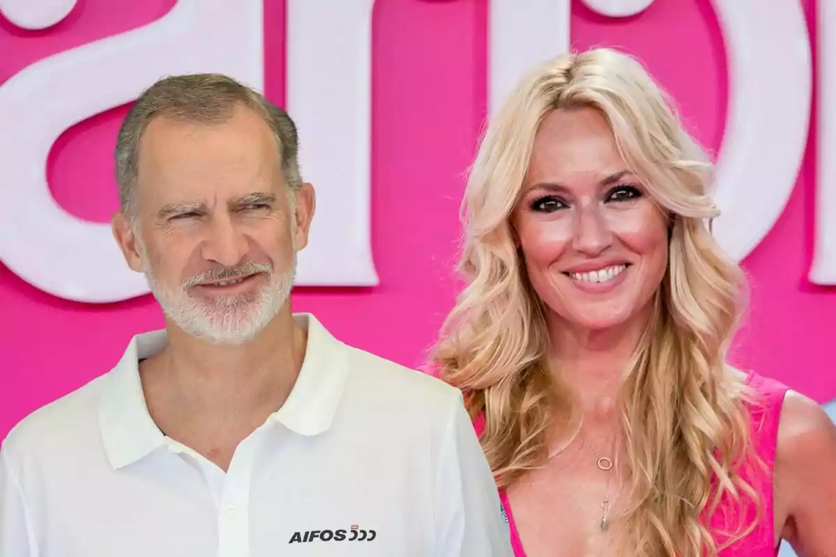 Felipe VI y Carolina Cerezuela sonrientes posan frente a un fondo rosa con letras blancas.