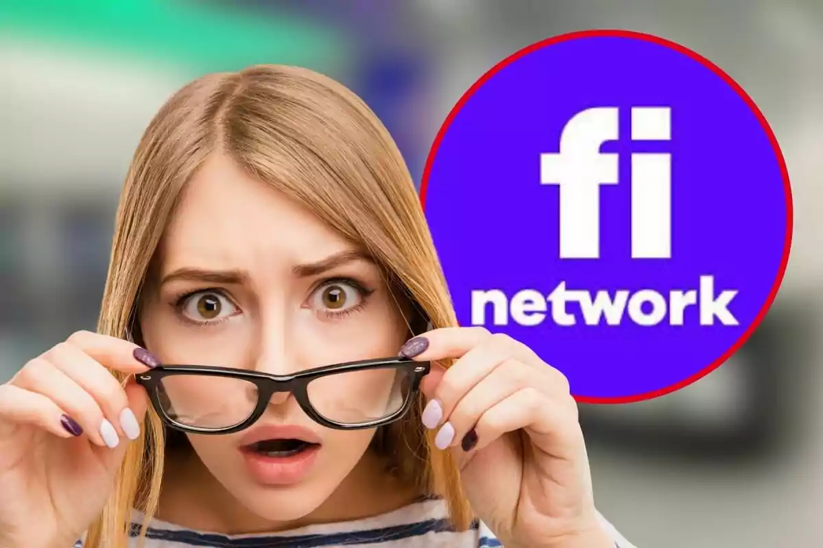 Mujer sorprendida sosteniendo gafas con logo de "fi network" en el fondo.