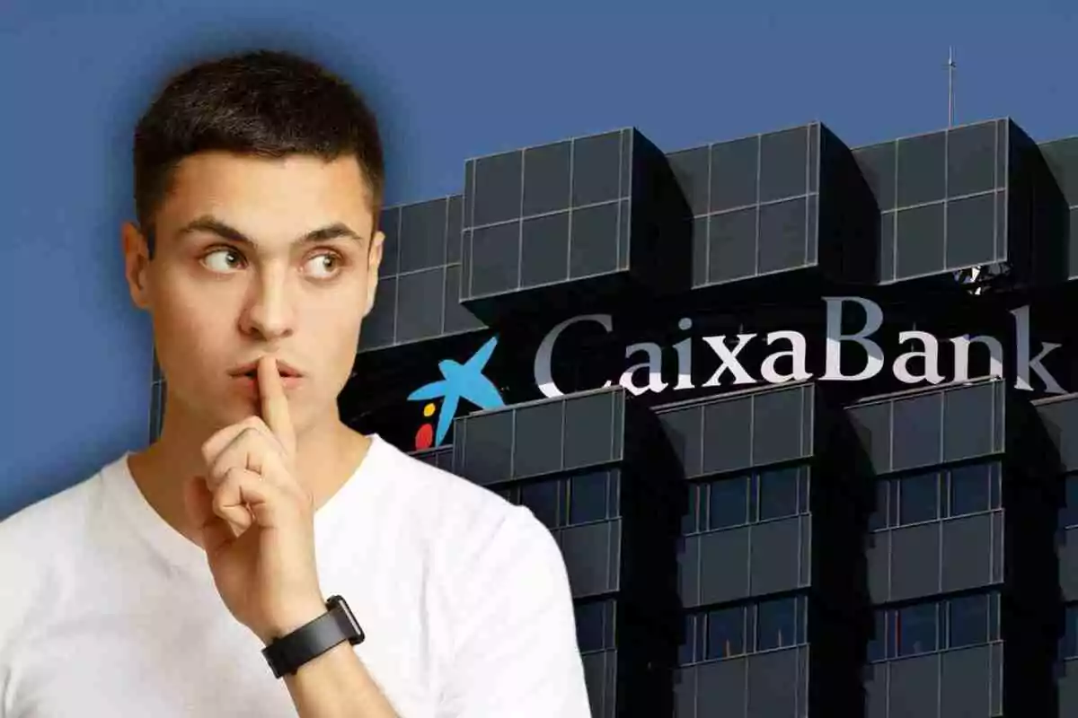Un hombre con gesto de silencio frente a un edificio de CaixaBank.
