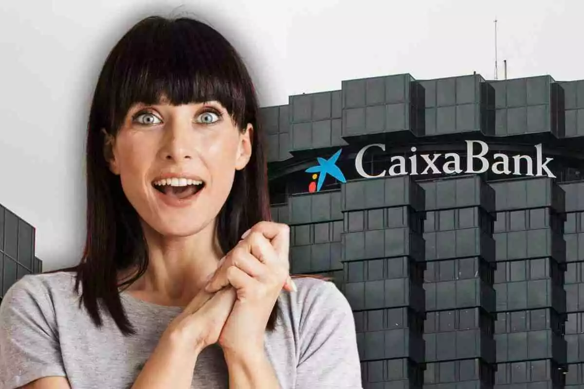 Mujer con expresión de sorpresa y alegría frente a un edificio de CaixaBank