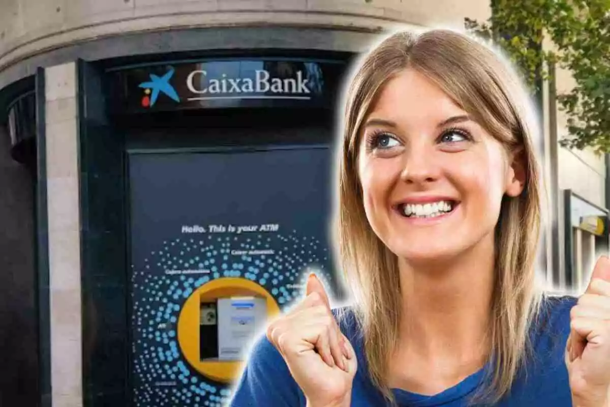 Una mujer sonriente frente a un cajero automático de CaixaBank.