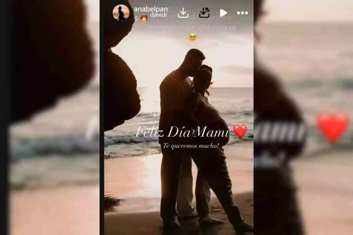 Anabel Pantoja y David Rodríguez se abrazan en la playa al atardecer con un mensaje de Anabel Pantoja y David Rodríguez se abrazan en la playa al atardecer con un mensaje de
