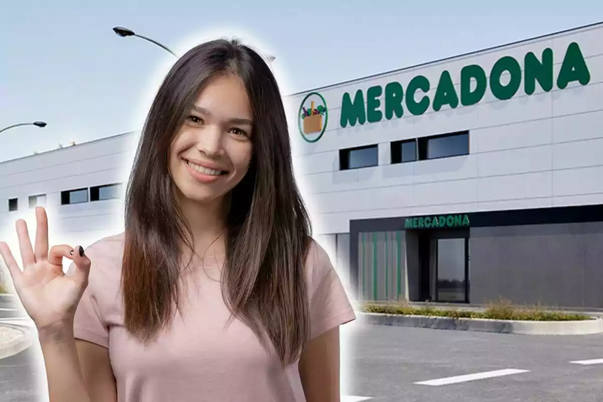 Una mujer sonriente hace un gesto de aprobación con la mano frente a un edificio de Mercadona.