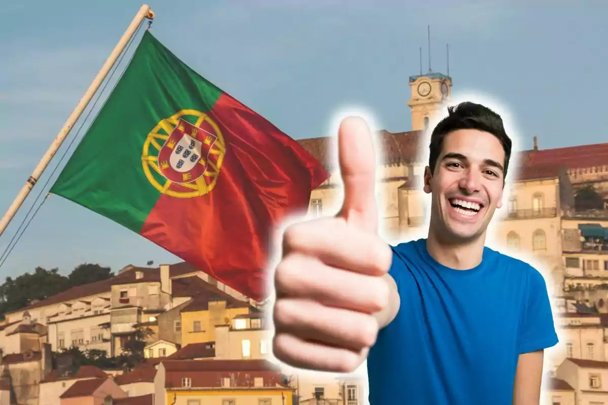 Hombre sonriendo con pulgar hacia arriba frente a una bandera de Portugal y edificios de fondo.