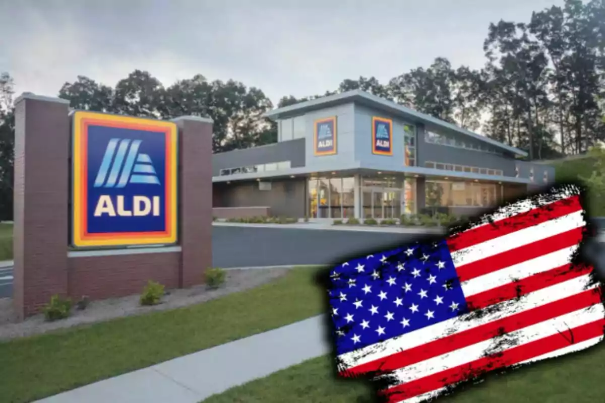 Tienda de supermercado Aldi con un letrero grande y una bandera de Estados Unidos en primer plano. Tienda de supermercado Aldi con un letrero grande y una bandera de Estados Unidos en primer plano.