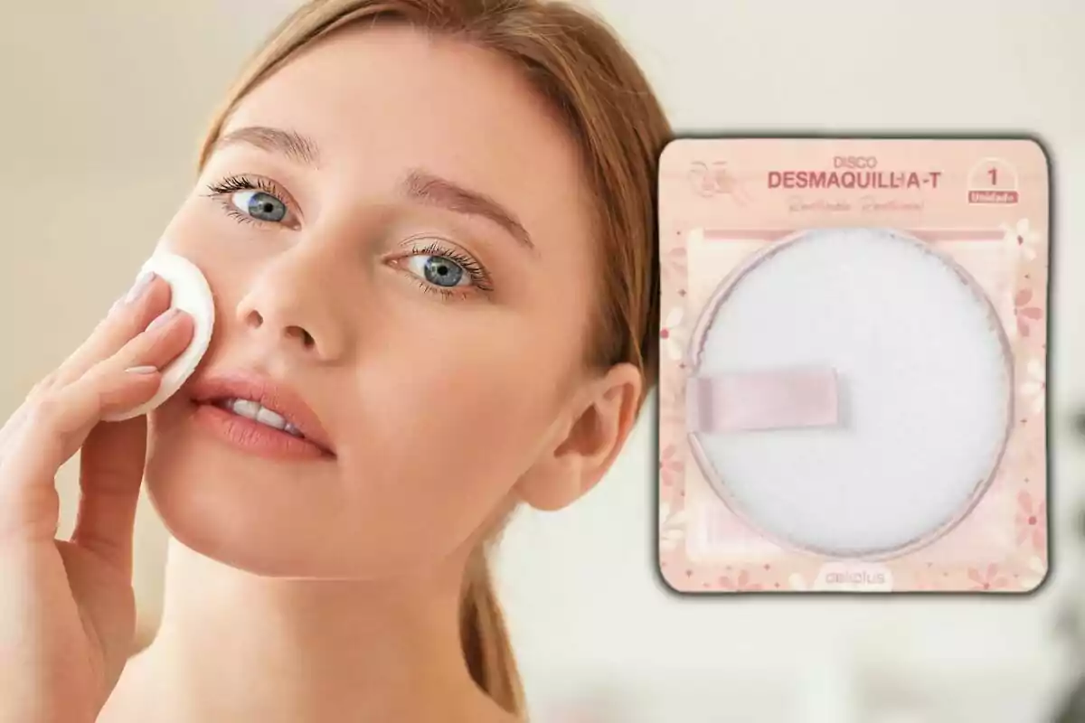 Mujer usando un disco desmaquillante en su rostro con un paquete de discos desmaquillantes reutilizables de Mercadona en primer plano. Mujer usando un disco desmaquillante en su rostro con un paquete de discos desmaquillantes reutilizables de Mercadona en primer plano.