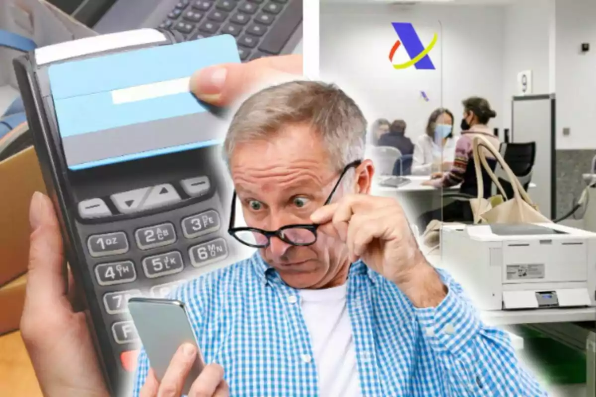 Un hombre mayor con gafas observa sorprendido su teléfono móvil, mientras en el fondo se ve una oficina con personas atendiendo y una mano sostiene una tarjeta de crédito sobre un datáfono.