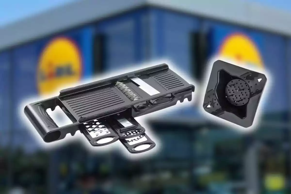 Una mandolina de cocina negra con varios accesorios frente a un fondo borroso de un supermercado Lidl. Una mandolina de cocina negra con varios accesorios frente a un fondo borroso de un supermercado Lidl.