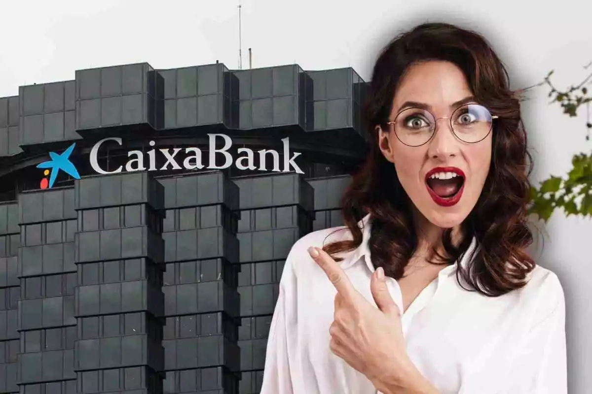 Mujer sorprendida con gafas y labios rojos señalando un edificio de CaixaBank Mujer sorprendida con gafas y labios rojos señalando un edificio de CaixaBank