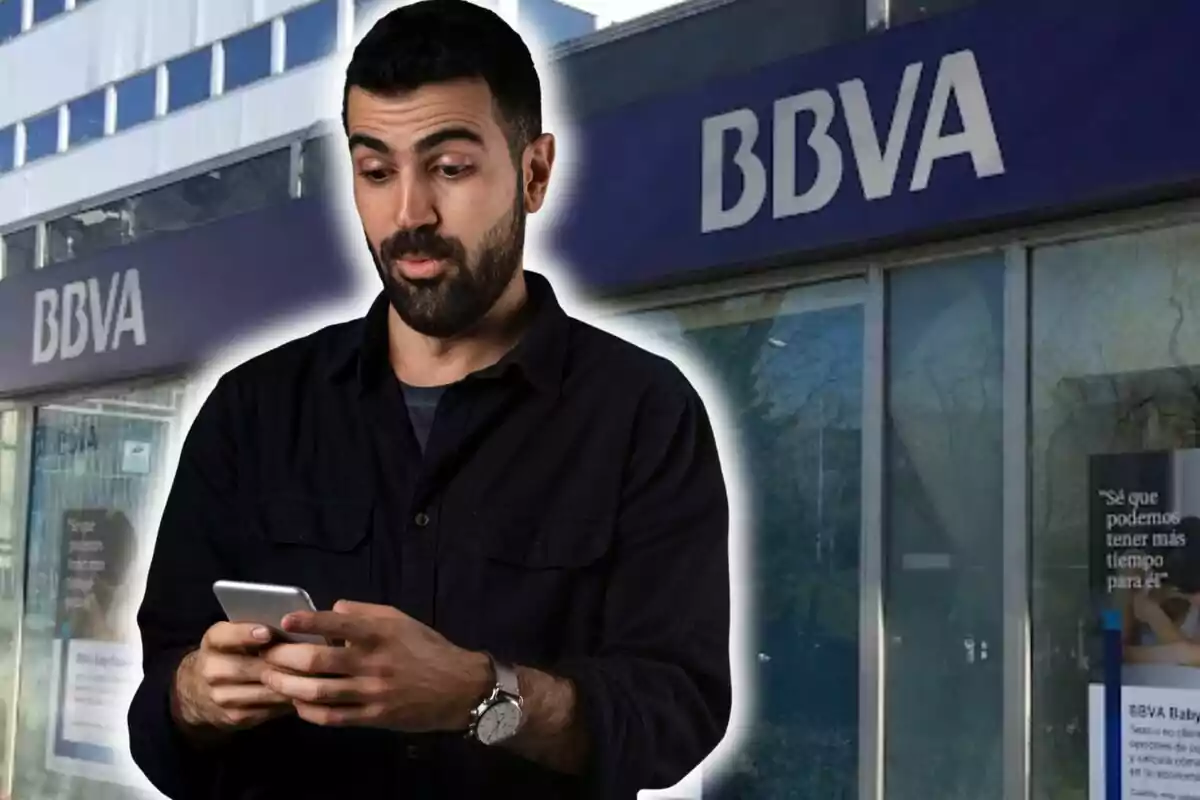 Montaje de fotos de un hombre mirando su teléfono frente a una sucursal de BBVA.