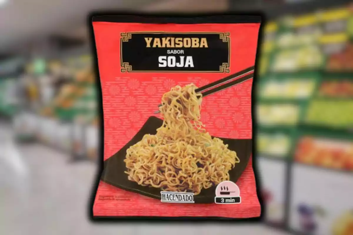 Paquete de fideos instantáneos Yakisoba sabor soja de la marca Hacendado de Mercadona, con diseño rojo y negro y una imagen de fideos en un plato negro con palillos. Paquete de fideos instantáneos Yakisoba sabor soja de la marca Hacendado de Mercadona, con diseño rojo y negro y una imagen de fideos en un plato negro con palillos.