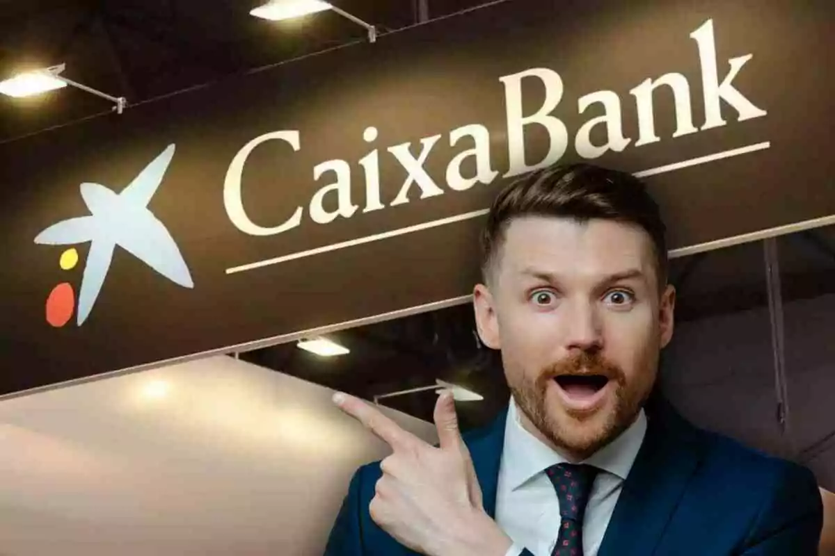 Un hombre con expresión sorprendida señala un cartel de CaixaBank. Un hombre con expresión sorprendida señala un cartel de CaixaBank.