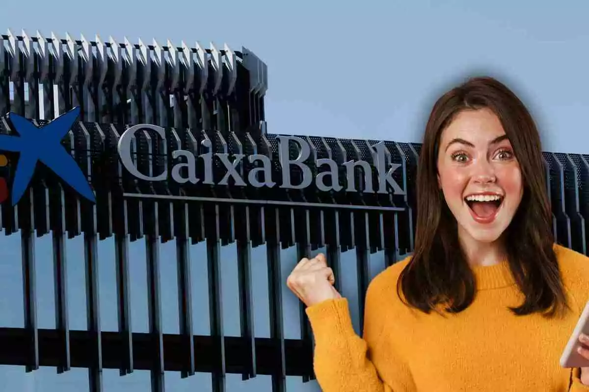 Una persona emocionada con un suéter amarillo sostiene un teléfono frente a un edificio con el logo de CaixaBank. Una persona emocionada con un suéter amarillo sostiene un teléfono frente a un edificio con el logo de CaixaBank.