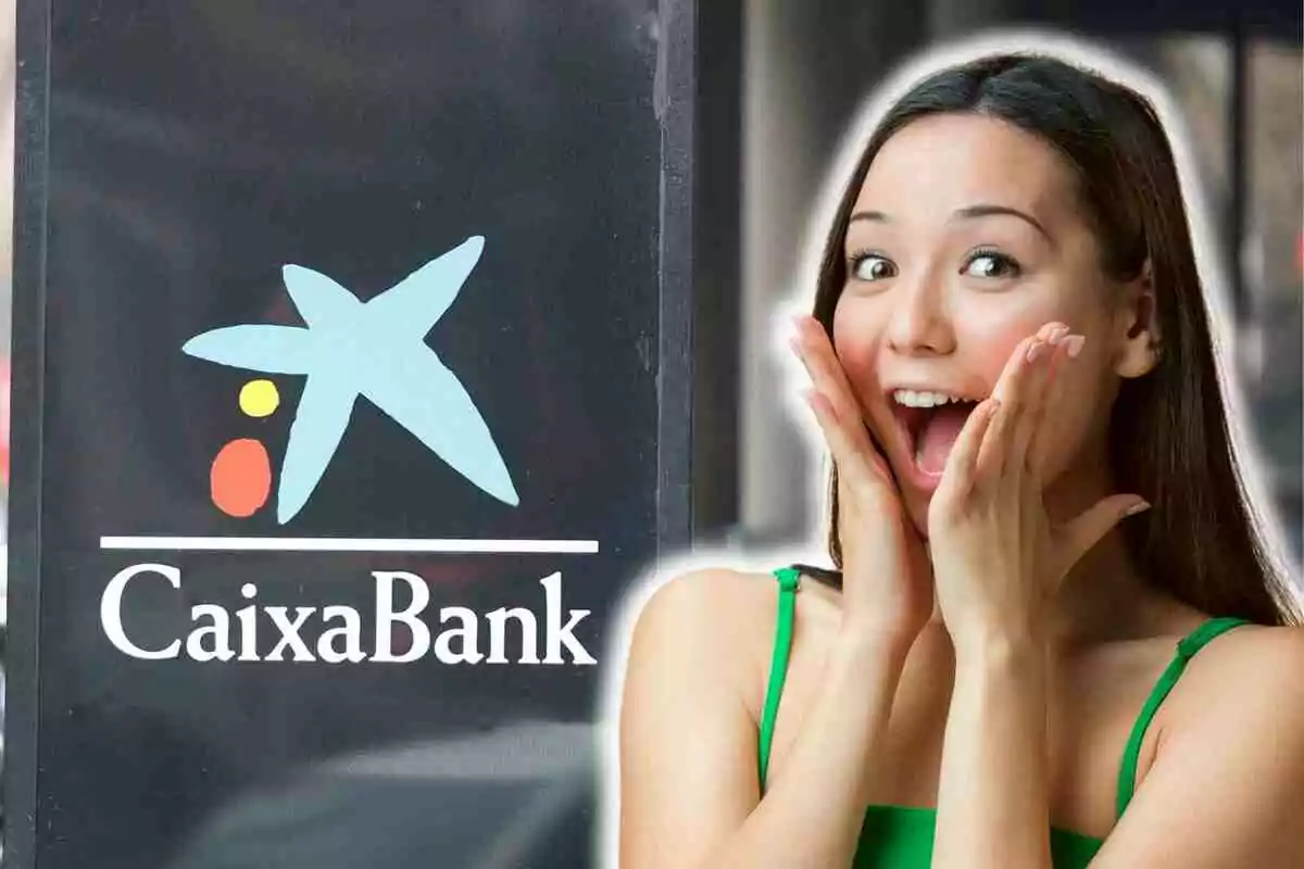Una mujer joven con expresión de sorpresa está junto a un cartel de CaixaBank