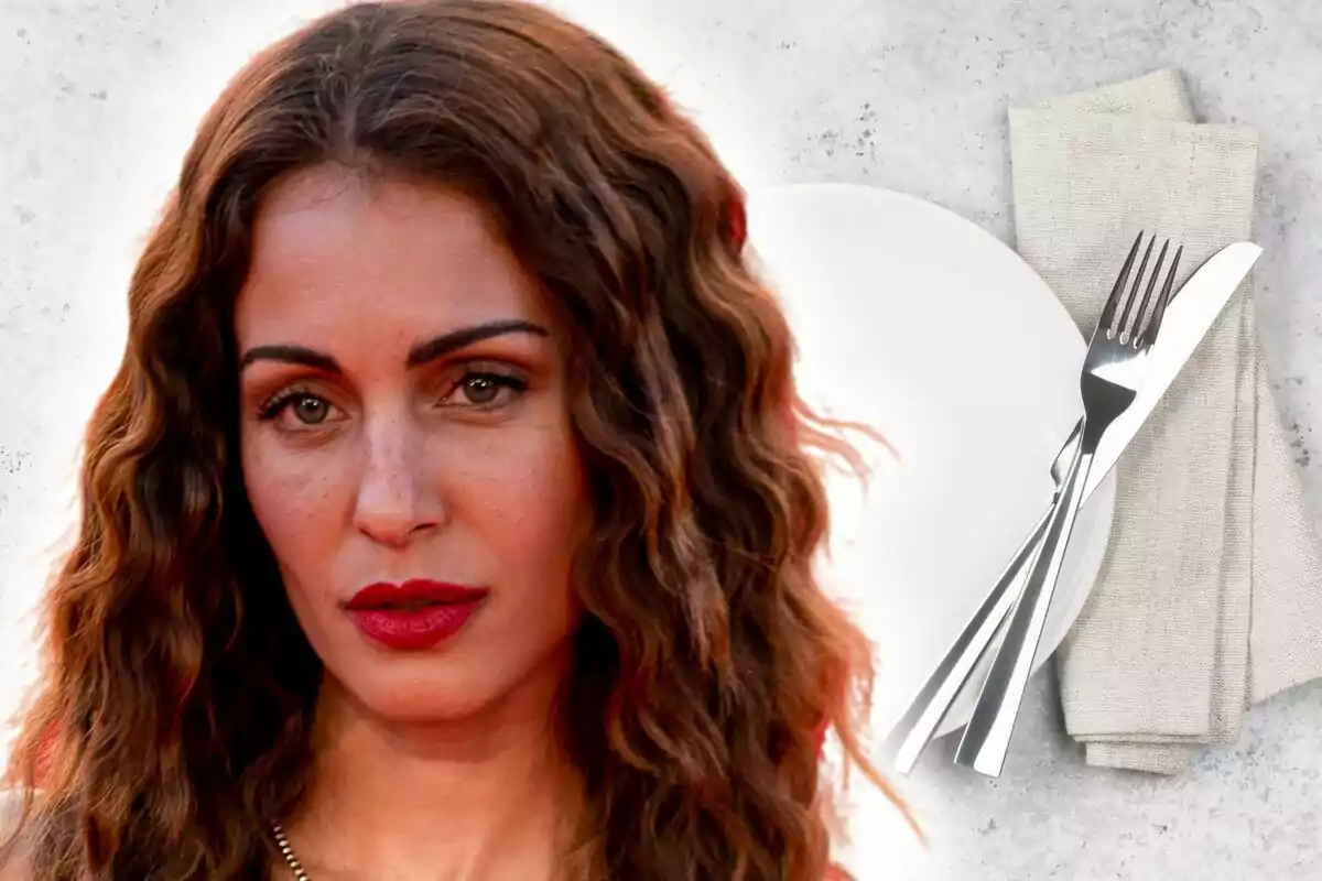 Montaje de fotos de Hiba Abouk con el cabello rizado y expresión seria junto a un plato blanco con cubiertos sobre una servilleta.