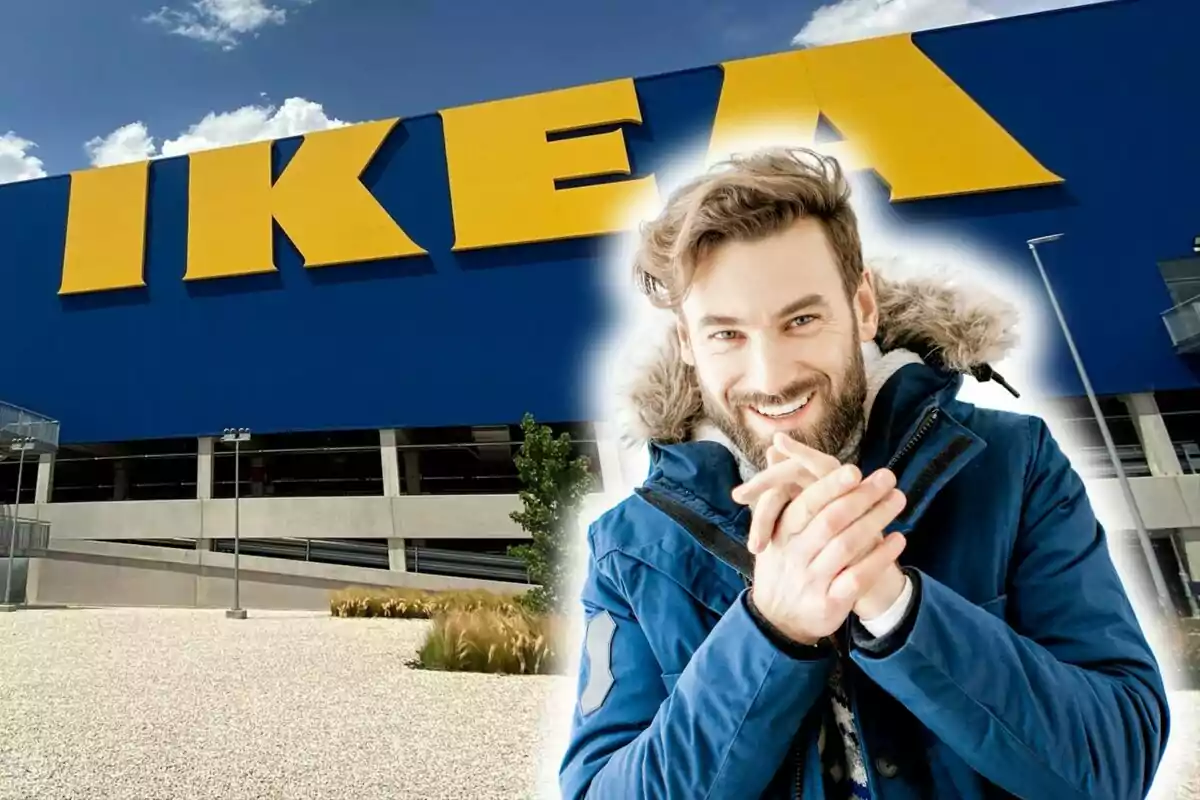 Hombre sonriendo con chaqueta azul frente a una tienda de Ikea.