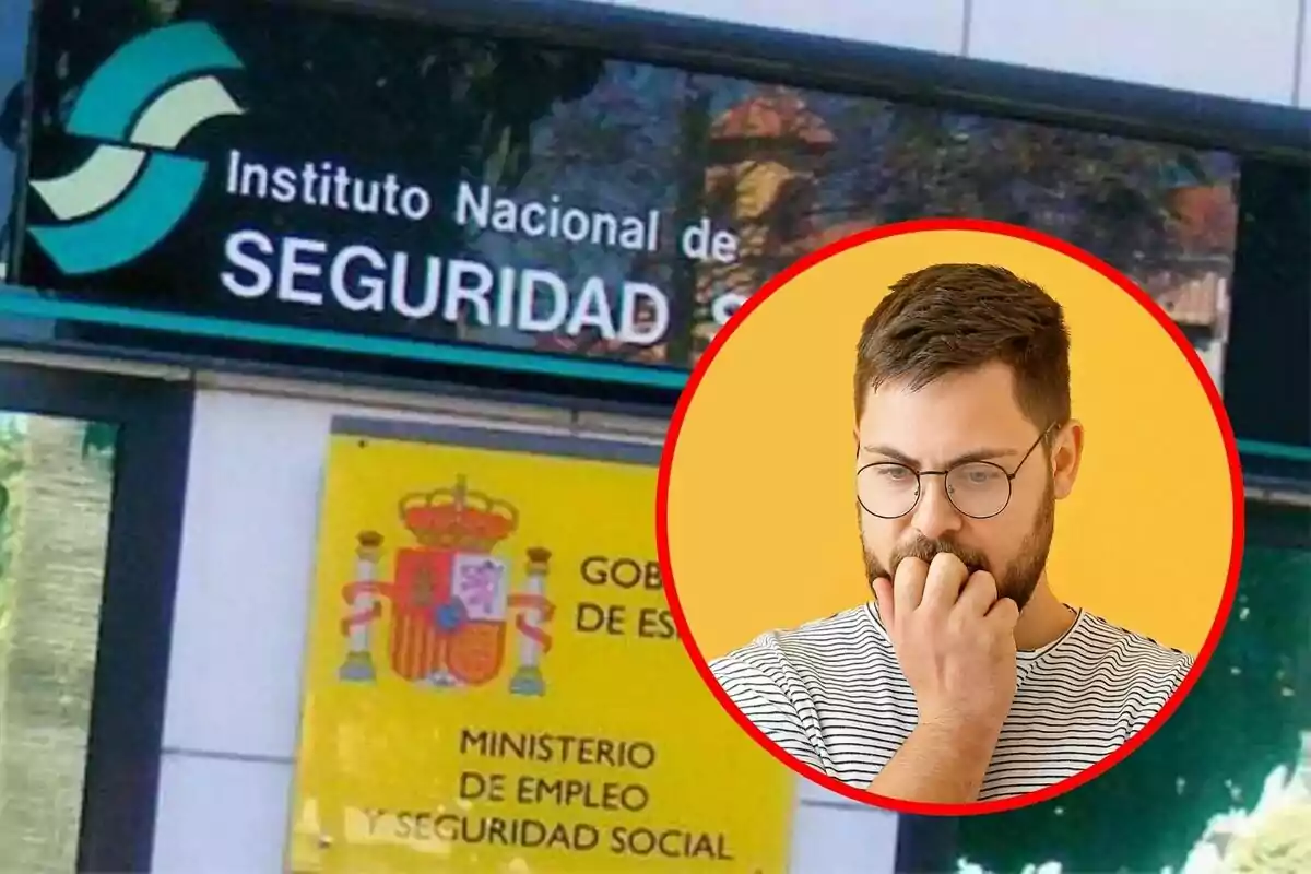 Un hombre pensativo con gafas y camiseta de rayas frente a un edificio del Instituto Nacional de Seguridad Social en España.