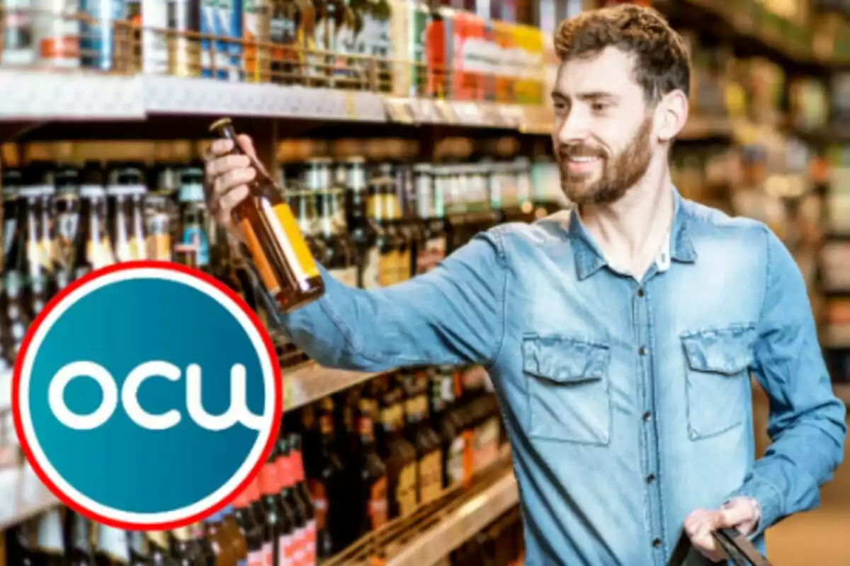 Hombre con camisa de mezclilla eligiendo una botella en un pasillo de supermercado con el logo de la OCU en la esquina inferior izquierda.