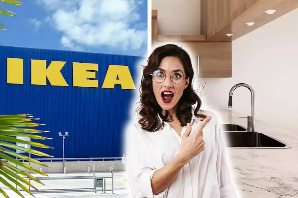 Mujer sorprendida señalando una cocina moderna con un cartel de Ikea al fondo.