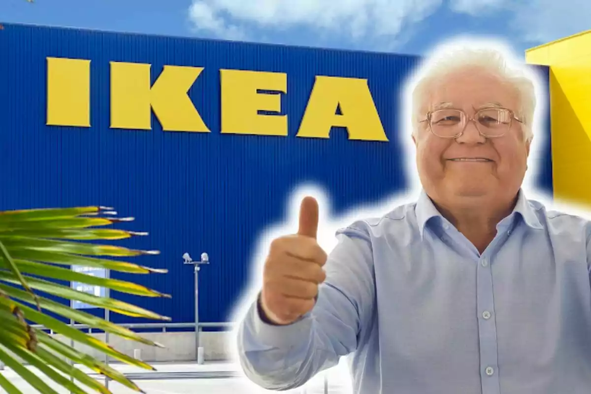 Hombre mayor sonriendo y levantando el pulgar frente a una tienda de Ikea.