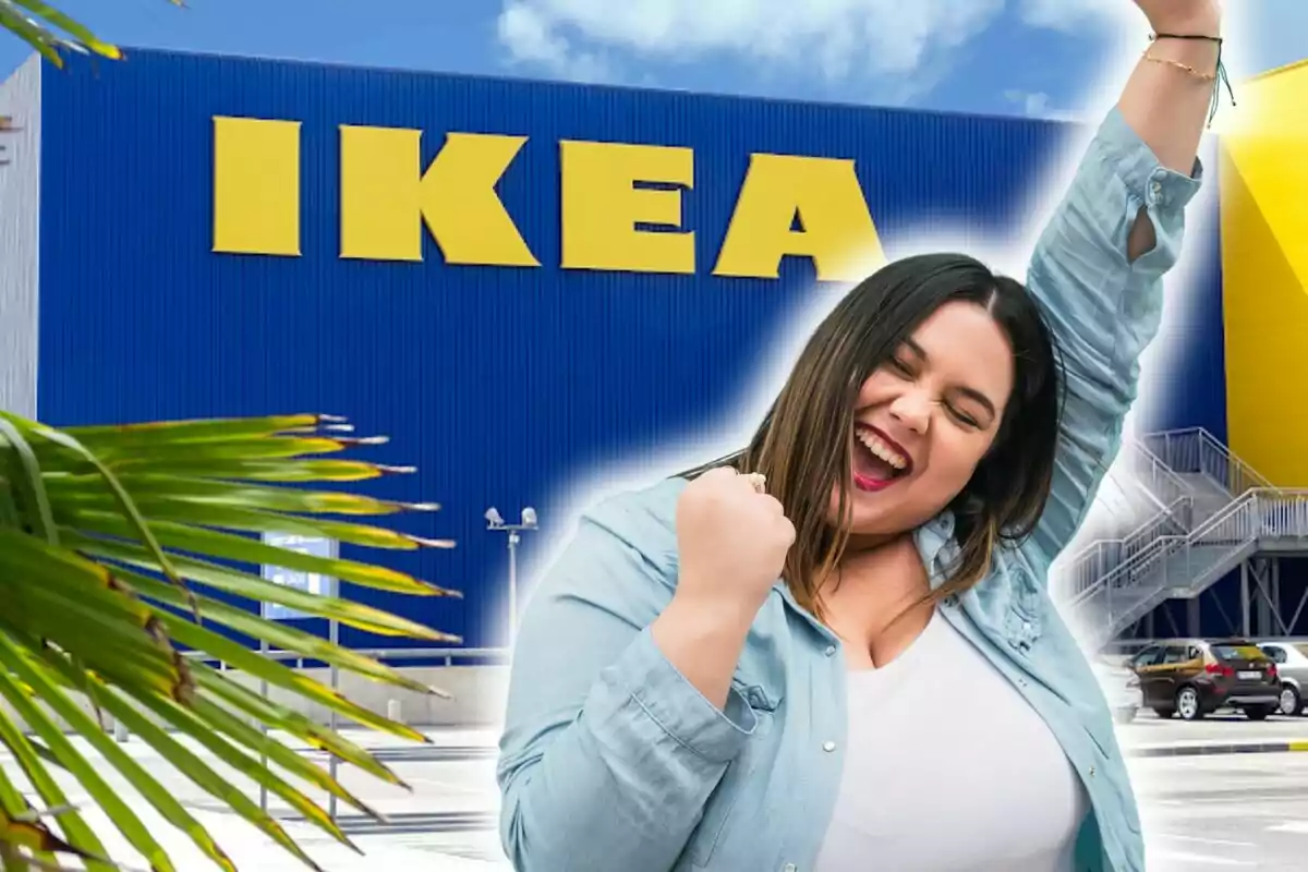 Persona feliz levantando el brazo frente a una tienda de Ikea.