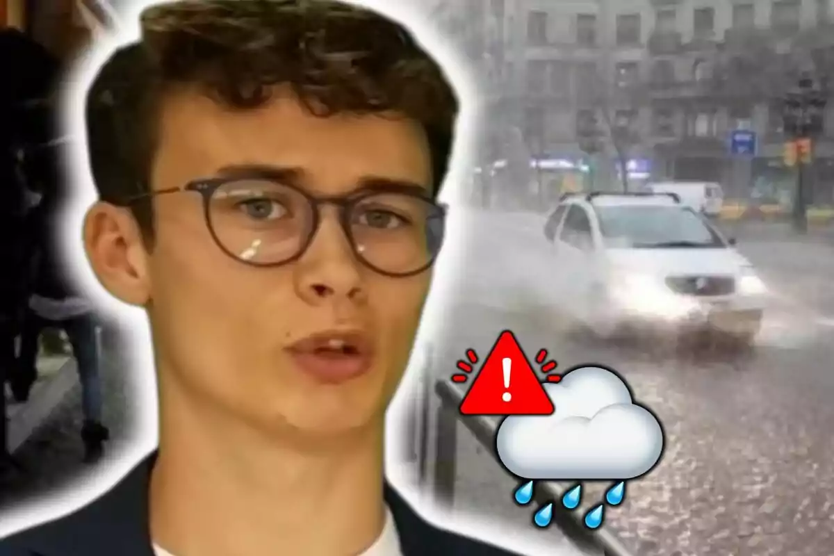 Jorge Rey con gafas aparece en primer plano mientras un coche circula por una calle inundada bajo la lluvia con un icono de advertencia de tiempo.