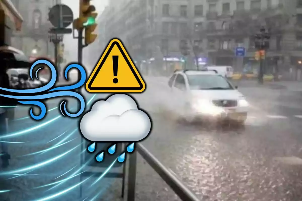 Calle inundada por una fuerte tormenta con un coche circulando y símbolos de advertencia de viento y lluvia.