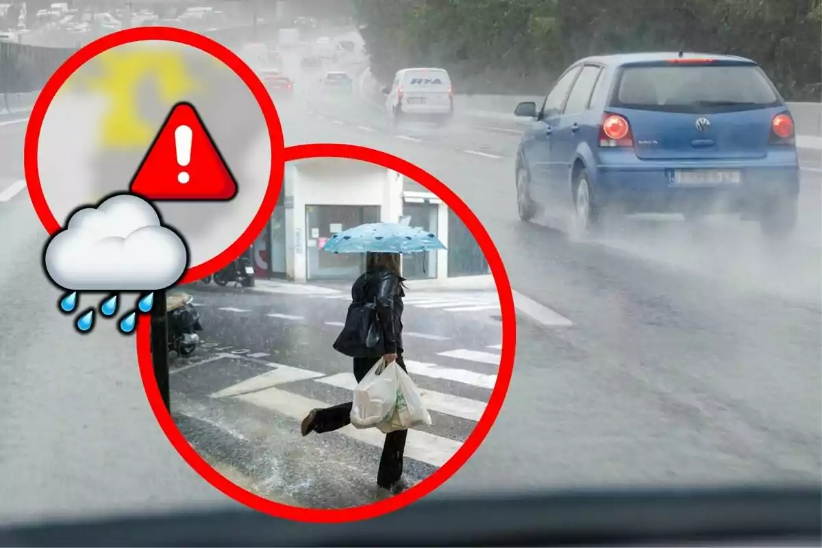 Una carretera mojada por la lluvia con un coche azul en movimiento y un peatón cruzando la calle bajo un paraguas azul, destacando un símbolo de advertencia de peligro y un icono de nube con lluvia.