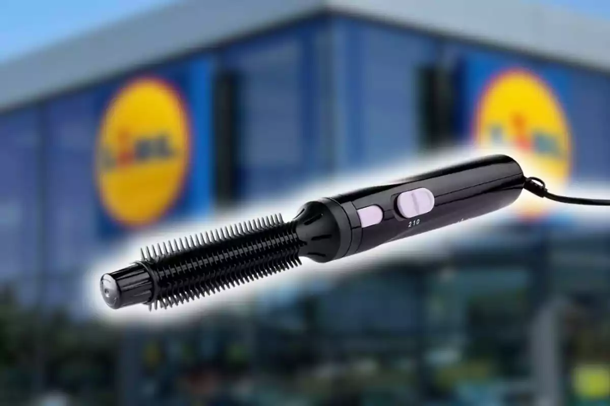 Un cepillo eléctrico negro con cerdas y controles visibles de Lidl, con un supermercado de la firma de fondo desenfocado. Un cepillo eléctrico negro con cerdas y controles visibles de Lidl, con un supermercado de la firma de fondo desenfocado.