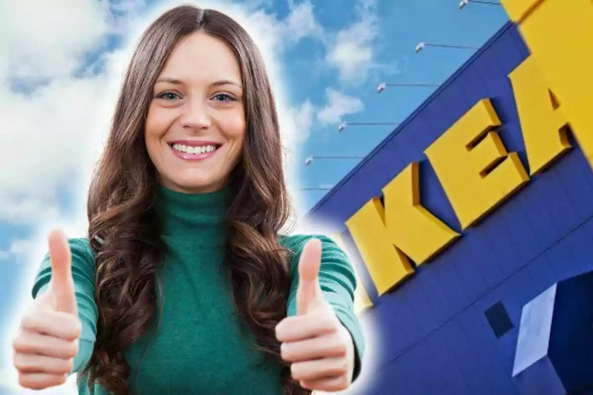 Una mujer sonriente con pulgares arriba frente a una tienda de Ikea.