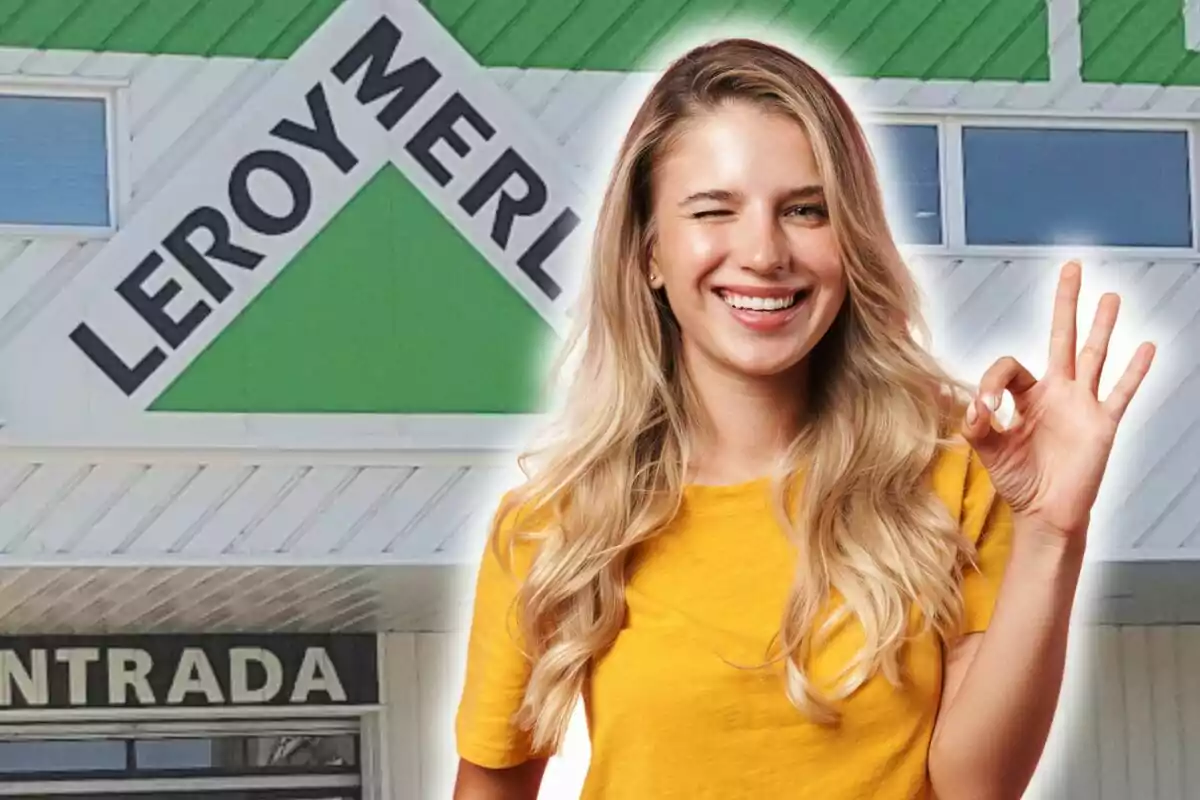 Una mujer sonriente con camiseta amarilla hace un gesto de aprobación frente a una tienda Leroy Merlin.