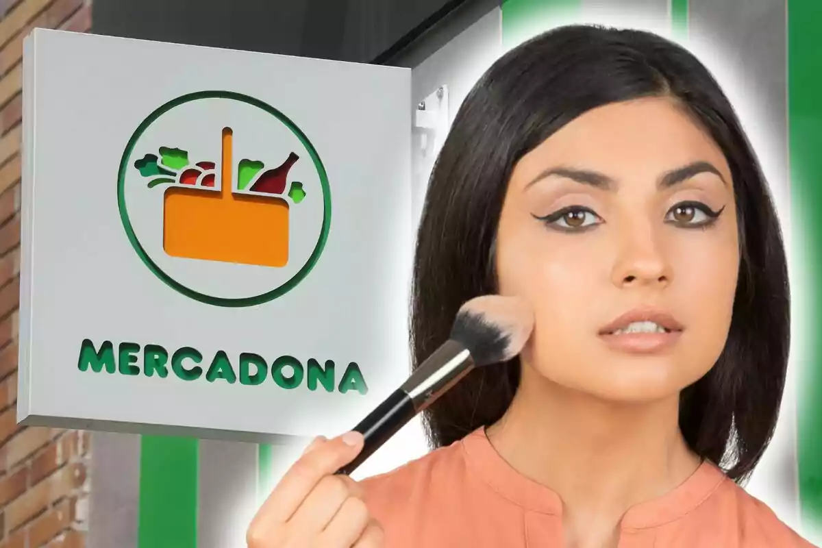 Una mujer aplicándose maquillaje con una brocha frente a un cartel de Mercadona.