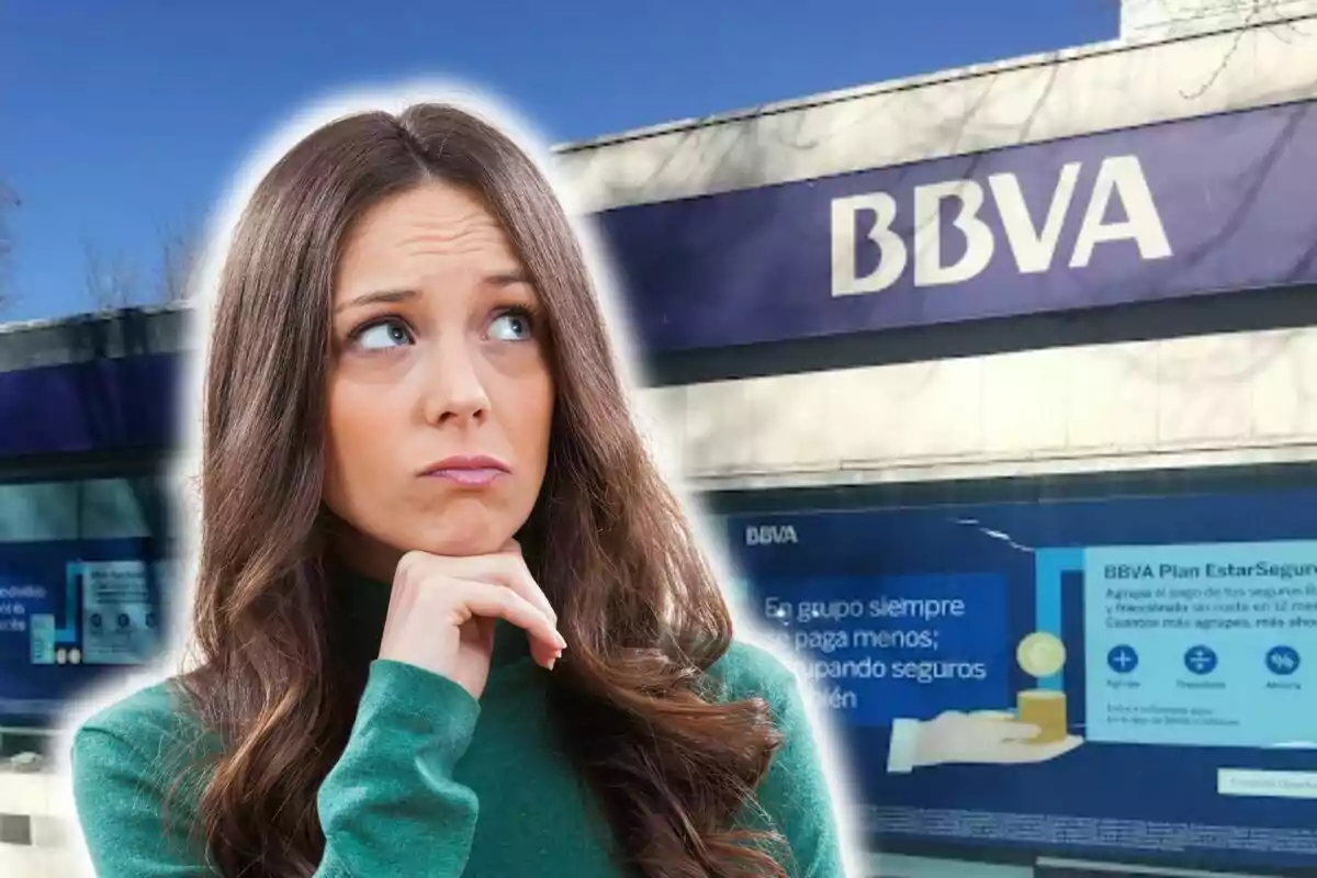 Mujer pensativa frente a una sucursal de BBVA.